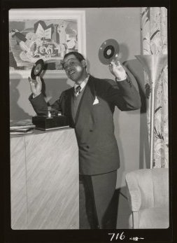 1949 Cab holding RCA 45 EPs (photo by Otto Hesse - NYPL).jpg