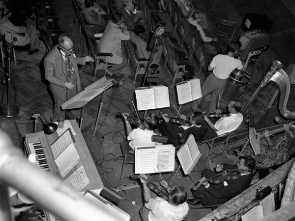 1948 0918 Ray Bloch and his orchestra rehearsing Toast of the Town.png