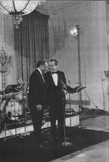 Nixon et Ellington at White House 1969.jpg